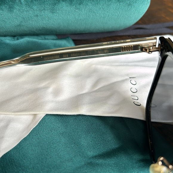 Gucci sunglasses worn once comes with case - Picture 7 of 8